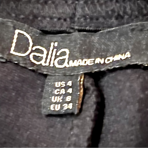 Like New - Dalia Size 4 Black pull-on, skinny, stretch pants, w/ elastic waist - Picture 4 of 5